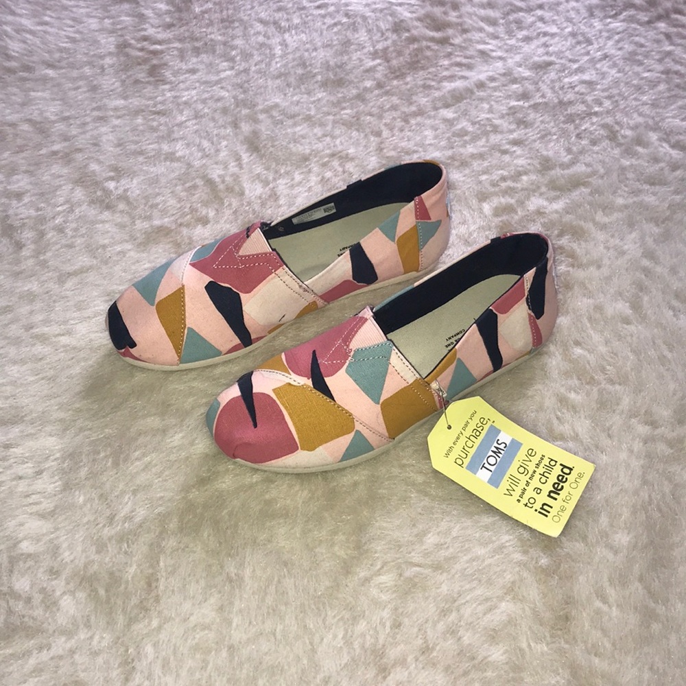 New! Toms Womens Classic Rose Glow Boulders Print